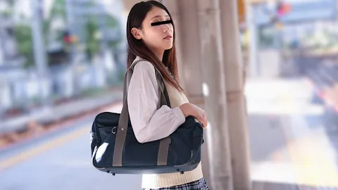 10musume 081224_01 在电车上调戏穿校服的女孩