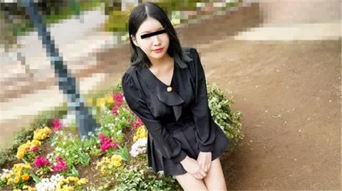 10musume 102823_01 无手持振动棒在美臀上像螺旋桨一样旋转！一边被插入一边和男友通话的素人女孩！