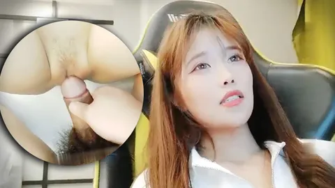 電 競 少 女 跟 小 哥 開 房 啪 啪 ， 胯 下 的 呻 吟 口 交 大 雞 巴 表 情 好 騷 啊 ， 讓 小 哥 從 床 上 幹 到 浴 室