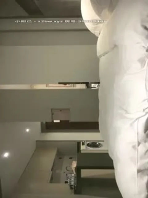李寻欢探花打扮挺性感大奶外围妹子，洗完澡穿上吊带包臀裙黑丝袜，撕裆掰b摸b骑乘嗯嗯叫