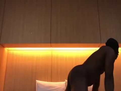 众狼求购很火的Onlyfans网红绿帽夫妇SirBAO身材健硕黑猩猩大战白嫩极品身材少妇各种变态体位第二弹 (8)