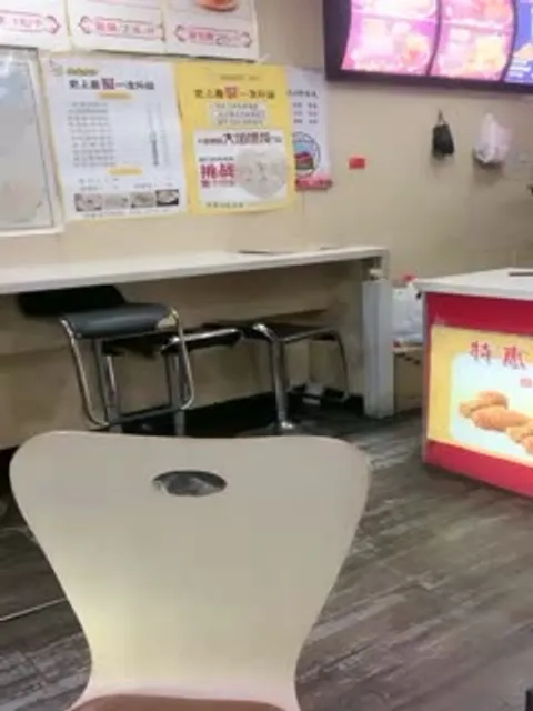 炸鸡店老板娘在店里偷偷播，听狼友指挥跑到厨房漏出骚奶子揉捏好刺激，脱了裤子掰开骚b给狼友看精彩刺激