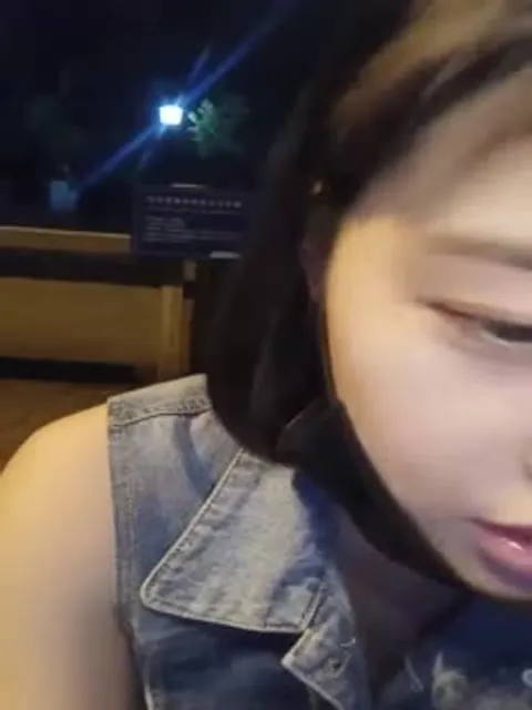 样子满可以的美女主播晚上没穿内裤在天桥玩露出摸b期间有不少人路过