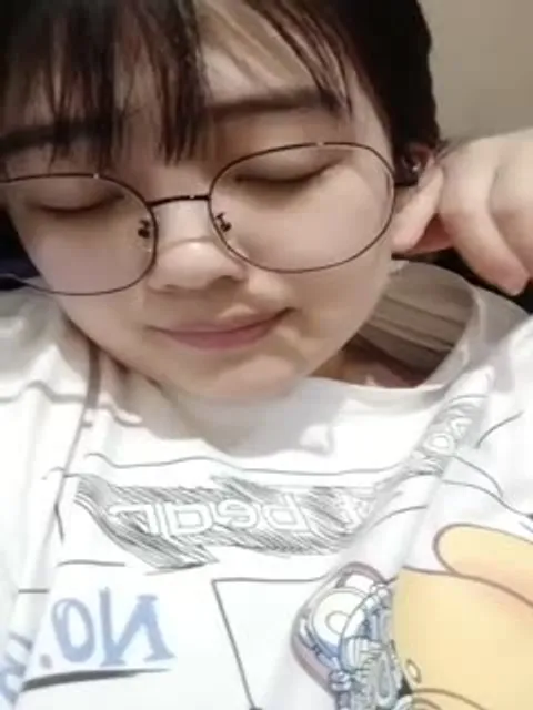 新来的清纯妹子勾引闺蜜一起大秀直播，全程露脸无美颜滤镜大秀，揉捏骚奶子道具抽插骚b水好多漏奶子摸bb