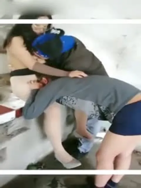 气质戴眼镜御姐范嫂子和两个年轻小伙在拆迁工地的厨房灶台上淫乱3P