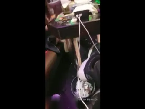 请小姐姐来唱歌，她直接把麦克疯塞进逼里了
