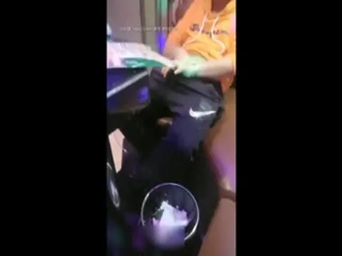 在ktv里面忍不住直接堵住门口开操了