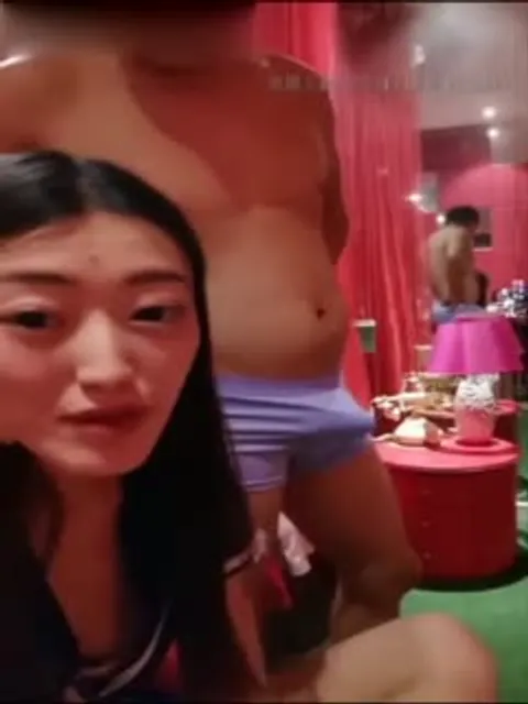 粉丝网友酒店啪啪直播,没想到男的还带了春药