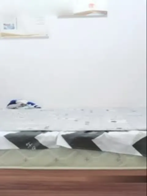 长相清纯萌妹子双人口交秀 躺着舔完jj再站着按着头抽插非常诱人