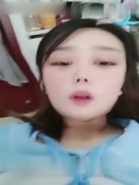 十八岁清纯脸少女水手服大清早和小男友打晨炮被干哭了