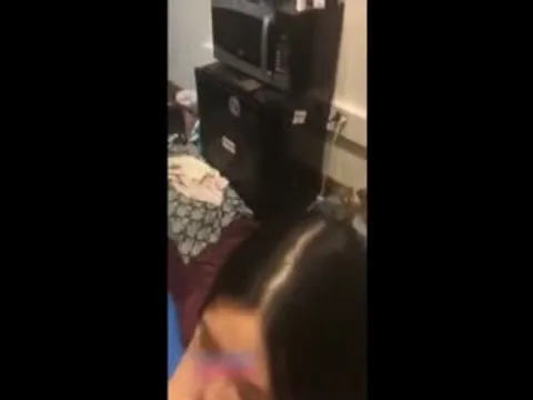 清纯嫩妹与闺蜜共享男友双飞 极品美女假屌插穴试衣间口交等～01