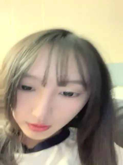 #泡泡咕_收益榜前三，日入过万，极品女神，蜂腰翘臀尤物每天发嗲，直播间礼物横飞，精彩之极