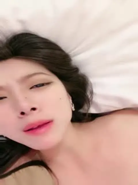 火爆女神！高端酒店约炮第一视角淫乱手指插屁眼！1