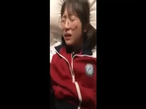 【网曝热门事件_制服萝莉】河南实验中学眼镜萝莉史上最全性爱甄选，吃鸡啪啪高手全能，制服啪啪