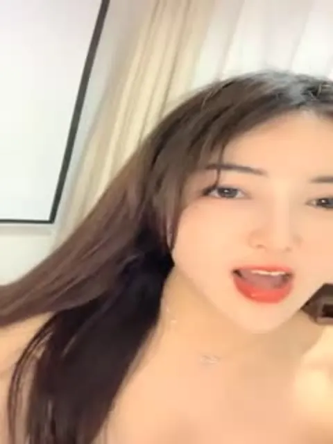 E罩杯极品女神！一对豪乳又大又挺！黑丝多毛粉穴