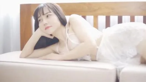 爆操白衣清纯少女美的一塌糊涂