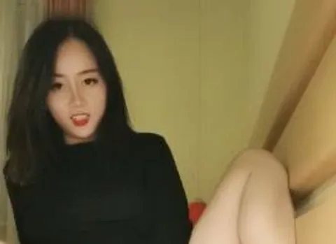 逼逼无毛丰满身材少妇道具自慰_