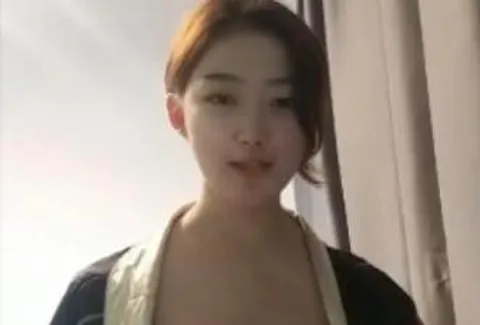 短发巨乳妹子东北颜值学生