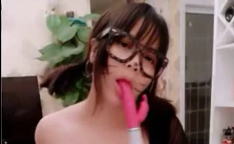 打扮成小喵咪的萌妹子真的是童颜巨乳奶子小逼都很极品还不停摇摆假尾巴诱惑狼友