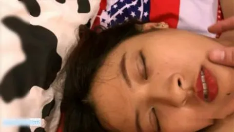 公子哥健身房勾搭的巨乳美女约出来吃饭被灌醉唿唿大睡带到住所各种玩弄一对大奶抓不过来啪啪捣出白浆内射