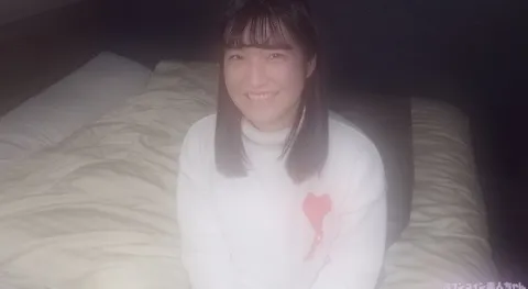 FC2-4309856 【无】 虽然是个喜欢玩游戏的朴素女孩，但变态程度竟到了会舔肛门的地步！！丰满的身材也十分性感