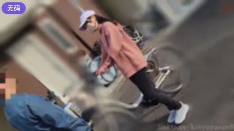 FC2-4323223 ※限时活动※【个人】 一位居家且身材火辣的主妇，在自家客厅用电按摩棒自慰的视频