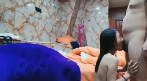 酒店约炮牛仔裤苗条学生妹，浓密毛毛依旧性感