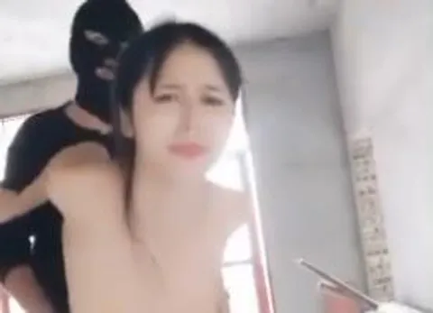 美乳少妇跑到废弃工地和老公直播啪啪，最后忍不住口爆了