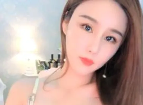 气质高颜值妹子扭动诱惑自慰秀 性感短裙慢慢脱掉内裤椅子上道具JJ抽插