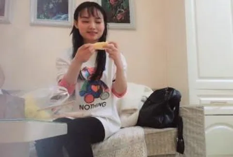 深夜约操骚熟女，伸进内裤摸穴，床上舔屌口交