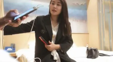 四眼男网约刚大学毕业不久实习期四川美女