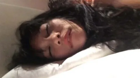 晚上加班吃宵夜灌倒平时很骚的女同事旅馆开房嘴里说不要下面迎合鸡巴不停抖动表情享受