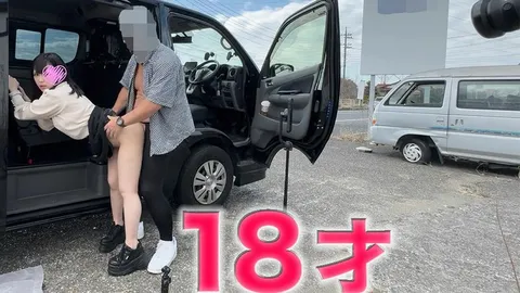 FC2PPV 4328059-1 完全露脸！在超有名女仆咖啡厅工作的18岁现役女大学生！！