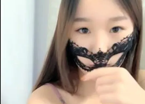 颜值不错苗条嫩妹子性感吊带