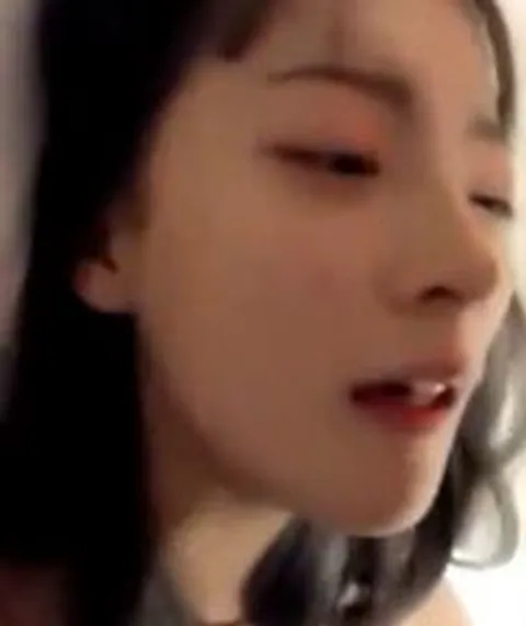 无套爆草极品美女，表情和叫声都堪称一流，不看后悔，更多真人直播佳威