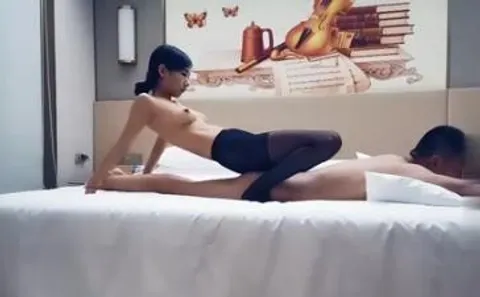 约到长腿妹子，穿上黑丝袜后帮乳推舔菊，再大力猛操让她呻吟娇喘