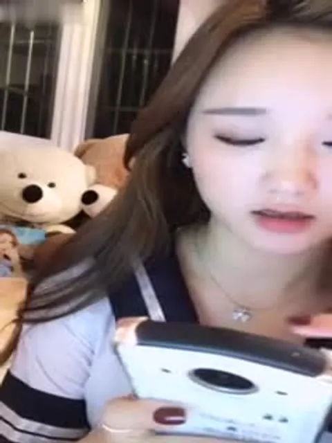 高颜值小姐姐精品大秀，学妹制服清纯靓丽，身材很棒逼逼粉嫩，自慰扣穴呻吟，秀一场挣好几千