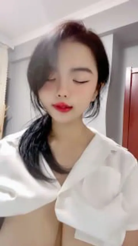 【我还是个处】肉欲系美女，丰乳肥臀黑白丝袜，掰开肥穴特写