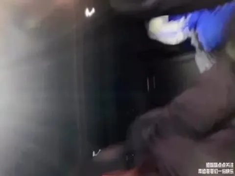 【独家炸裂万人求】深圳处男门事件后续 小处男馋女人的口水后主动求破处 18岁就达到了人生巅峰