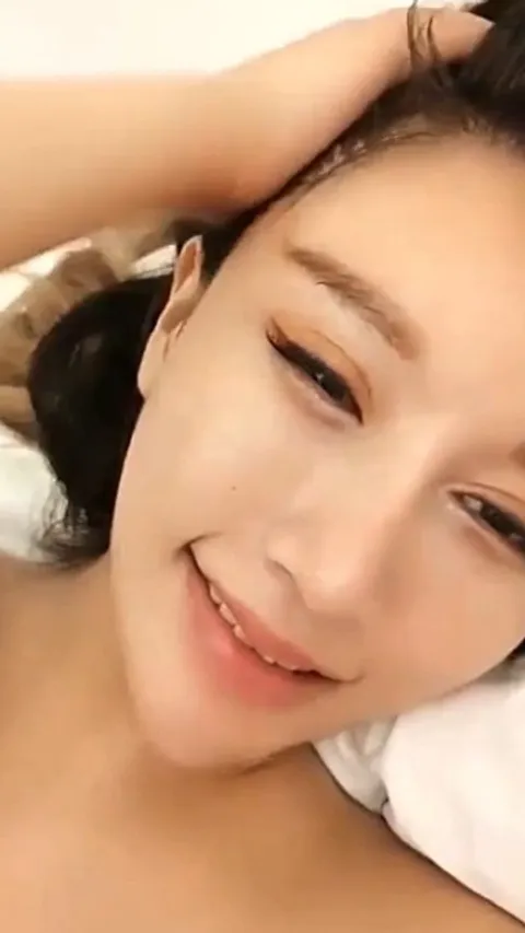 床上很淫荡的漂亮妹子