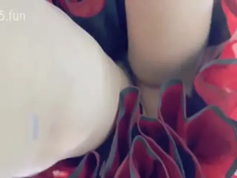 【年度精品】极品学生妹无内贴B拍摄白色液体流出