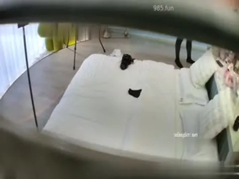 【石锤摄影圈潜规则】退休大爷冒充专业摄像师约学生妹免费拍照拍着大尺度写真直接骗上床一顿爆操针孔摄像头_