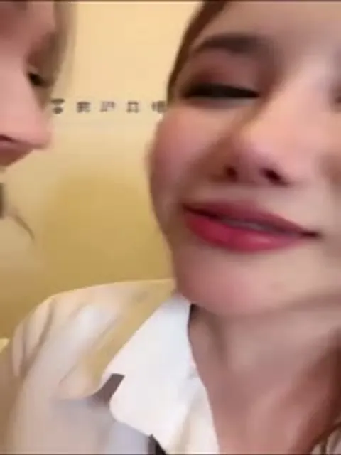 【深圳处男门事件第4部】俩美女轮流吐口水给小男生瑟瑟发抖不敢反抗