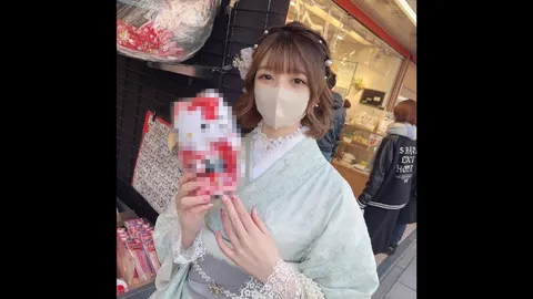FC精品无码PPV_首次露脸拍摄：让常去青山的那位美女美容师穿上和服，在河滩上进行户外拍摄