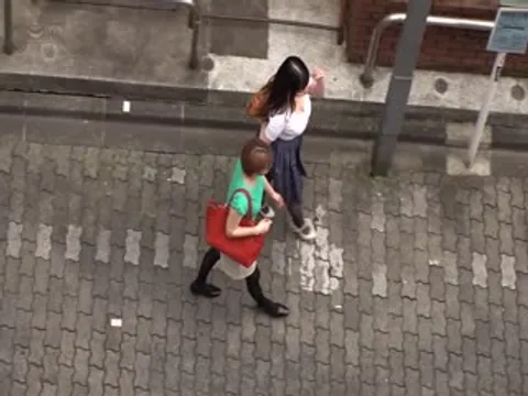 CLUB_憋住聲音不要讓在旁邊的朋友發現的巨乳人妻精油按摩