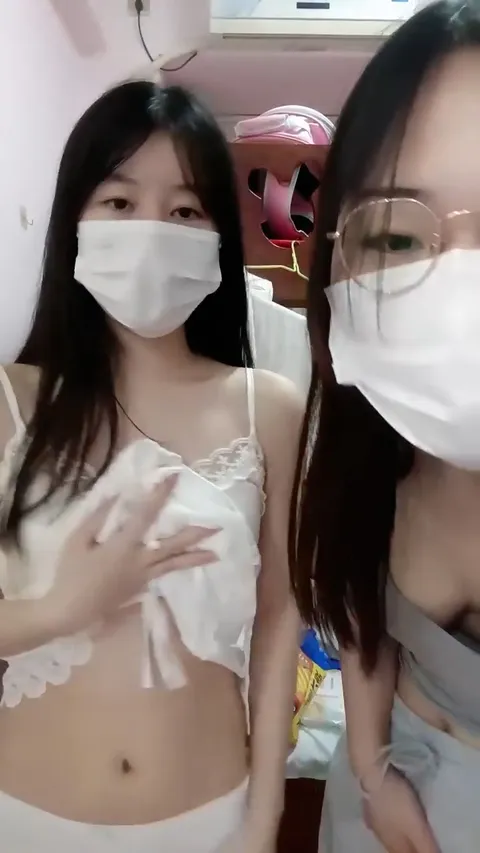 两个清纯妹妹！乖巧甜美新人下海！激情双女诱惑，脱光光互揉奶子，毛毛杂乱超粉嫩穴，近距离特写