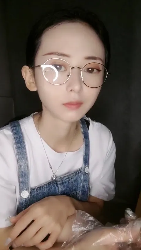 背带裤眼镜美女！苗条身材独自秀！浴室冲洗骚穴，白丝袜开腿自慰，跳蛋震动爽翻，表情很享受