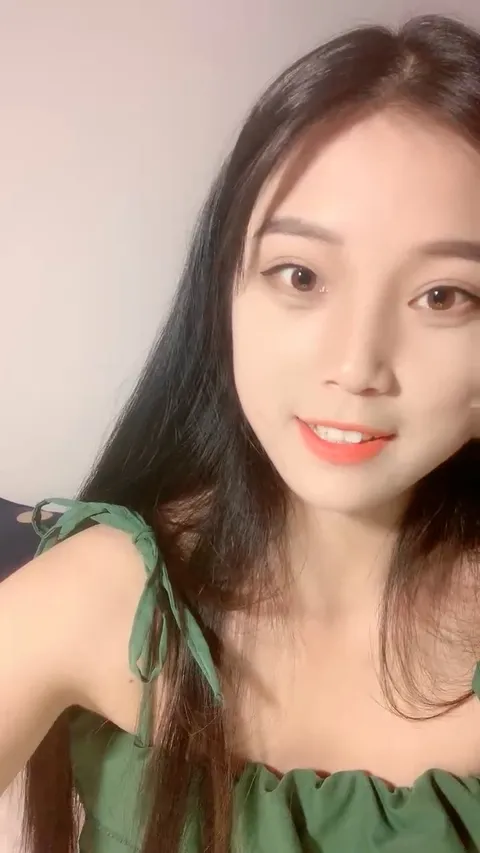 大学甜美学妹！近期下海性格活泼！收费房小秀一波，撩起衣服贫乳，骚穴特写，翘起屁股摇摆