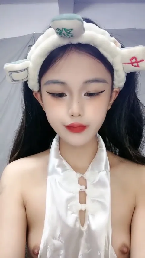 卡哇伊呆萌美少女！娇小身材贫乳！脱光光抬脚看穴，穿上开档黑丝袜，翘起屁股摇摆，摆弄各种姿势