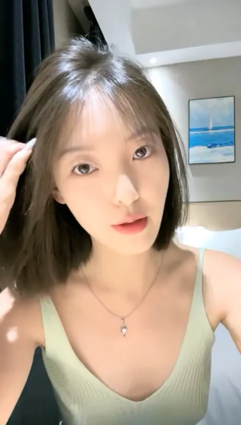 04年艺校妹妹！短发甜美颜值超顶！独自酒店诱惑，穿上情趣内衣，细腰贫乳，自摸多毛骚穴，手指扣弄